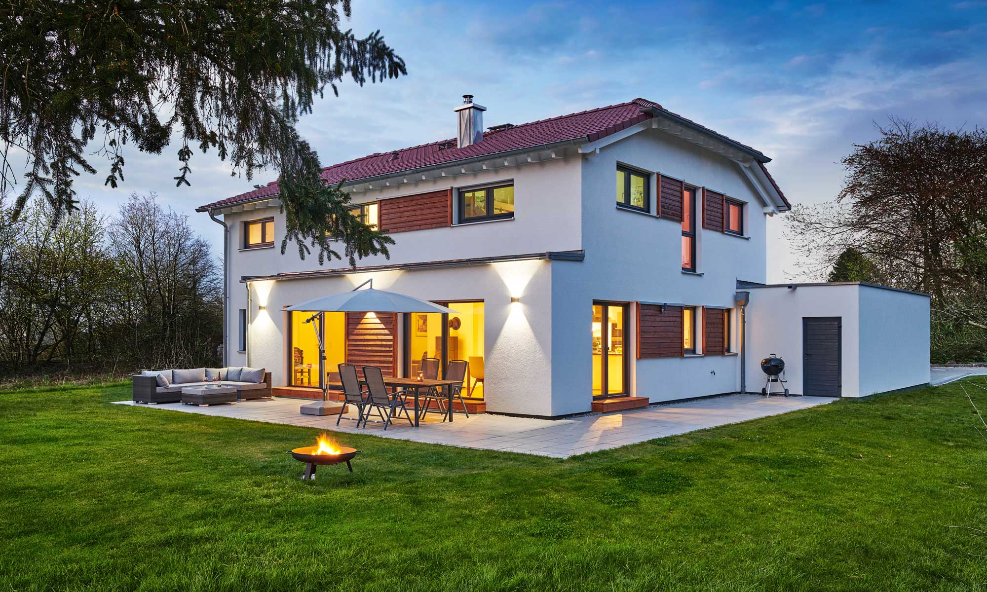 Haus Borowitz mit Holzverschalung von Fertighaus WEISS