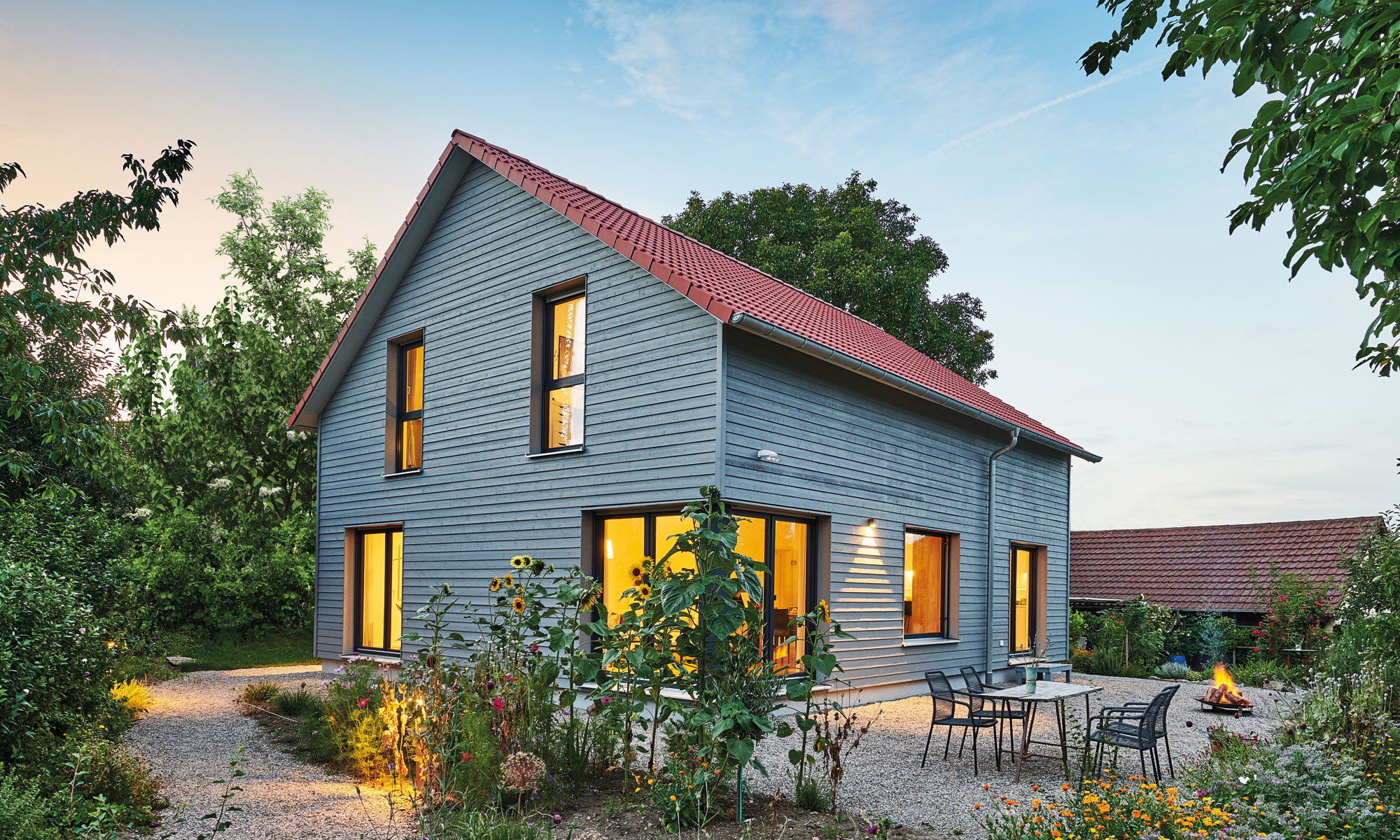 Haus Garten mit Holzverschalung von Fertighaus WEISS
