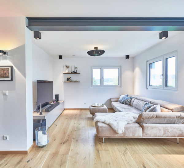 Das Wohnzimmer im Haus Eichinger von Fertighaus WEISS