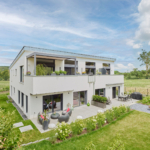 Gartenansicht Haus Chmel Holzhaus WEISS