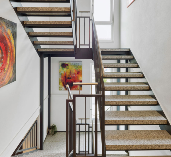 Treppe Chmel Holzhaus WEISS