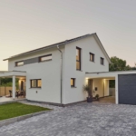 Einfahrt Haus Bitz von Fertighaus WEISS