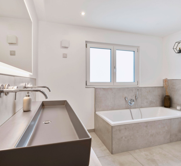 Haus Troglia von Fertighaus WEISS - Badezimmer
