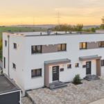 Einfahrt Haus Troglia von Fertighaus WEISS